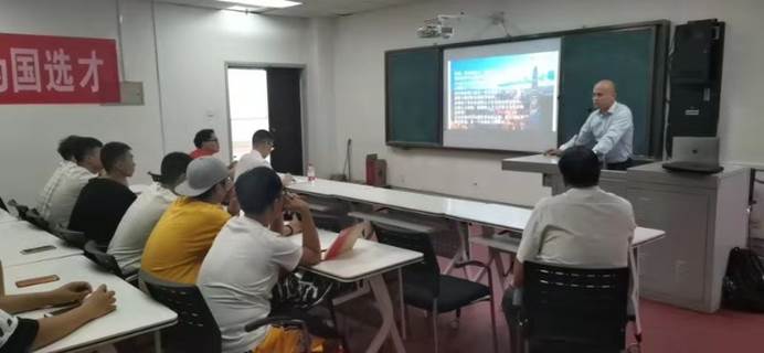图片包含 室内, 墙壁, 地板, 餐桌已生成极高可信度的说明